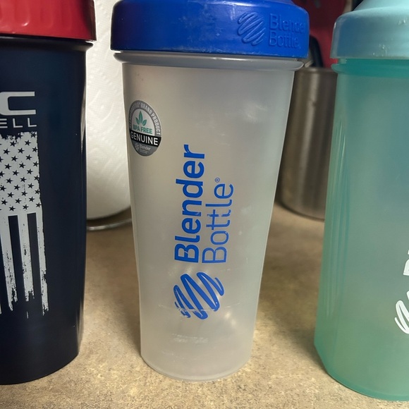 4 Blender Bottles with 3 Blender Balls EUC - Picture 3 of 6